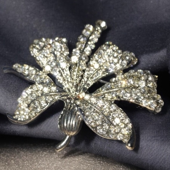 NWT Silver Rhinestone Brooch 2" Floral Lily Perfect Gift Elegant Crystal Flower - Picture 8 of 8